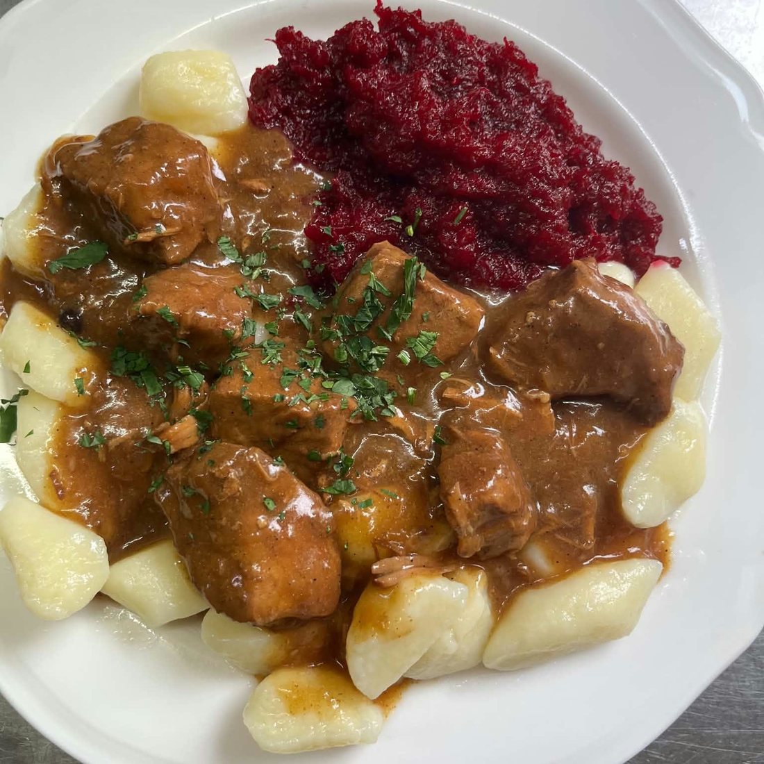 Gulasz z kopytkami i buraczkami