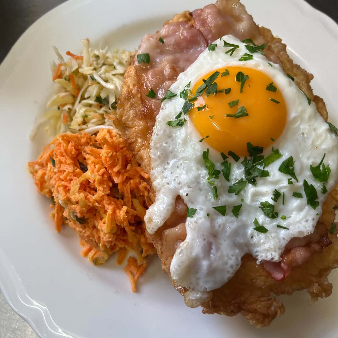 Kotlet z szynką i jajkiem